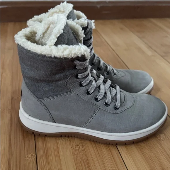 UGG Gray Winter Boots with Cozy Lining - Picture 2 of 8
